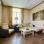 Apartment 65 - Airy Aprt At Top Center